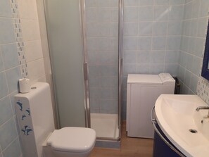 Douche, séchoir à cheveux, bidet, serviettes fournies