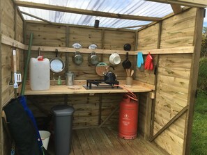 Kjøleskap på fellesområdet, kaffetrakter/tekoker og vannkoker