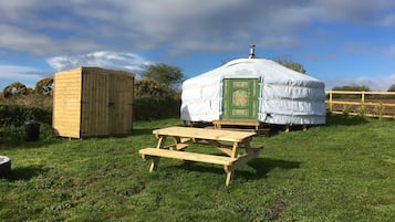 Meadow Yurt | Terassi/patio