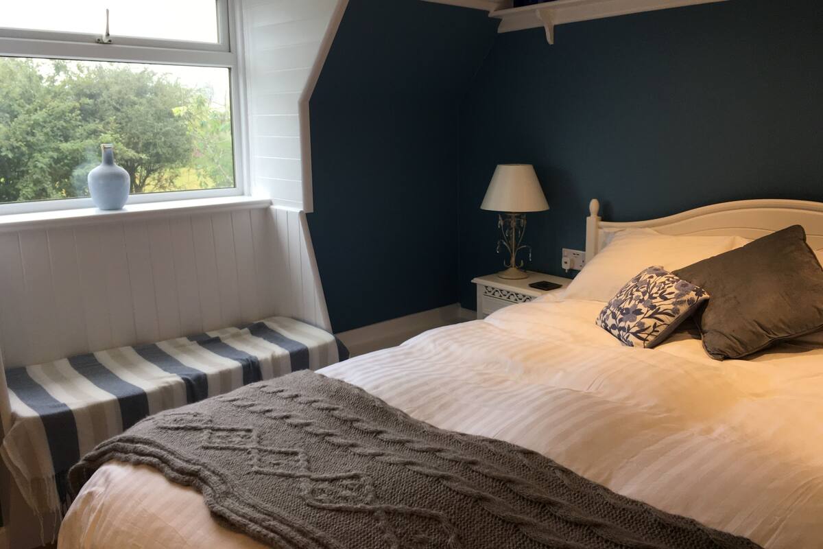 Premium Double Room (2) | Individually decorated, individually furnished, bed sheets