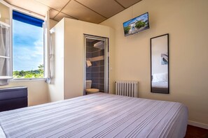 Eenvoudige tweepersoonskamer, privébadkamer