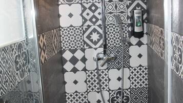 Standaard tweepersoonskamer, privébadkamer, uitzicht op tuin | Badkamer