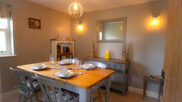 Dairy Farm Cottage | In-room dining
