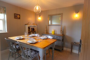Dairy Farm Cottage | In-room dining