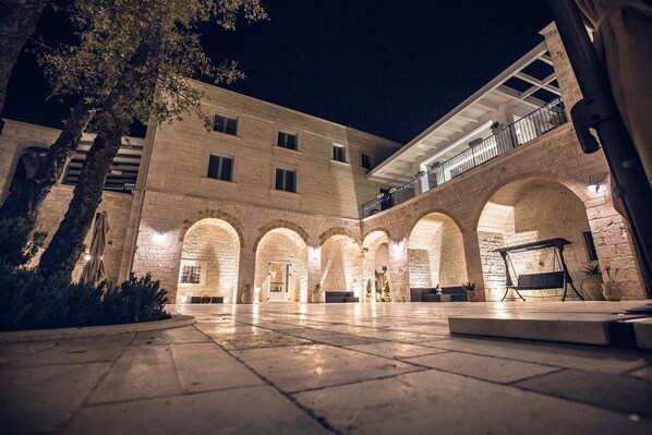 Façade de l’hébergement - soirée/nuit