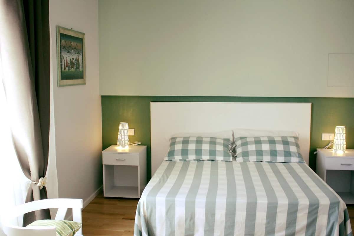 Deluxe driepersoonskamer | Een bureau, geluiddichte muren, gratis babybedden, gratis wifi