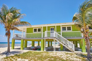 Villa | Balcony - Stone Gate Villas of Bootle Bay (West End)