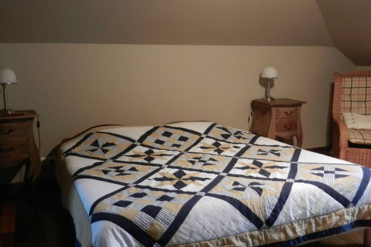 Decoración personalizada, muebles diferentes y cortinas blackout