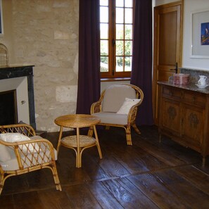 Decoración personalizada, muebles diferentes y cortinas blackout