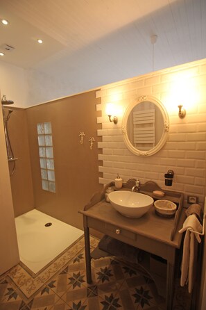 Suite Keluarga | Kamar mandi | Shower, jubah mandi,  dan handuk