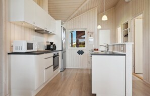 Réfrigérateur, plaque de cuisson, lave-vaisselle, cafetière/bouilloire