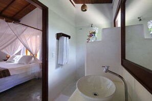 吹風機、毛巾、肥皂、衛生紙