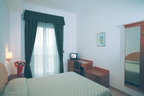 双人房或双床房 | 迷你吧、床单