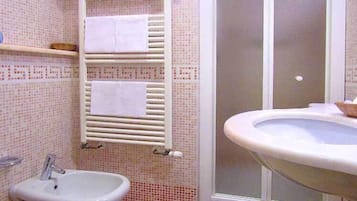 Dusche, kostenlose Toilettenartikel, Haartrockner, Bidet