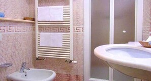 Douche, articles de toilette gratuits, sèche-cheveux, bidet