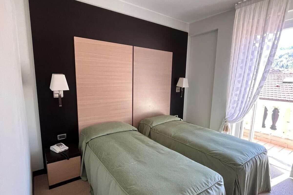 Minibar, free WiFi, bed sheets