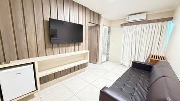 Departamento básico | Área de sala de estar | Televisión de plasma de 20 pulgadas con canales por cable y televisión