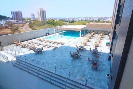 Una piscina al aire libre, una piscina en la azotea, sombrillas