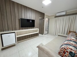 APTO 413 | Área de estar | TV de plasma 20 polegadas com canais a cabo, TV