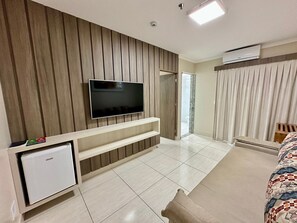 Apartamento básico | Zona de estar | Televisión de plasma de 20 pulgadas con canales por cable