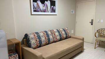 Apartamento | Área de estar | TV de plasma 20 polegadas com canais a cabo, TV