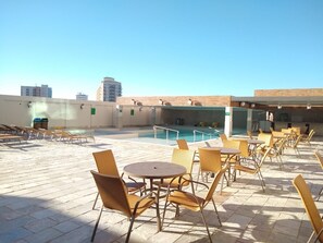 Apartamento | Piscina | Una piscina al aire libre, una piscina en la azotea, sombrillas