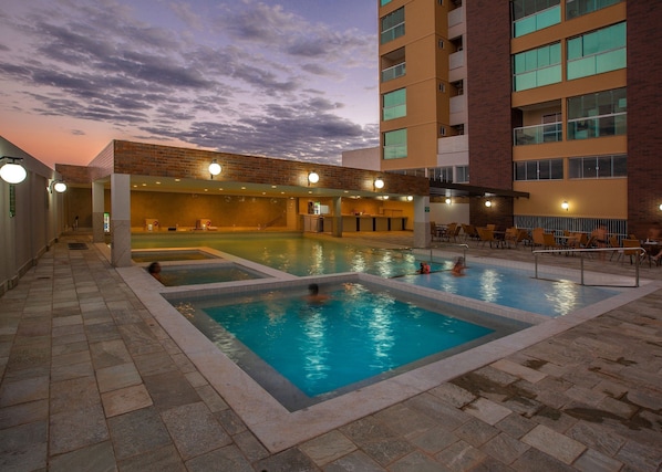 Apartamento | Piscina | Piscina externa, piscina no terraço, funciona piscina, guarda-sóis