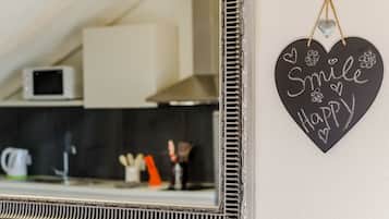 Apartamento, 2 quartos, sacada, vista para o mar | 1 quarto, individualmente decorados, individualmente mobiliados