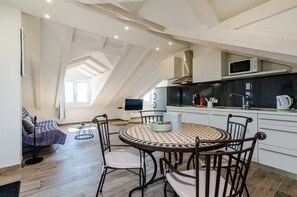 Apartamento, 2 quartos, sacada, vista para o mar | Opções para refeição no quarto