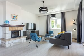 คอมฟอร์ทอพาร์ทเมนท์, วิวทะเล | บริเวณนั่งเล่น | ทีวีจอแบน