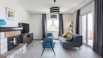 Căn hộ tiện nghi đơn giản, quang cảnh biển | Khu phòng khách | TV màn hình phẳng