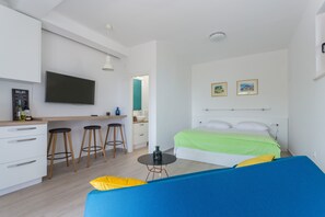 สตูดิโอ, วิวทะเล | บริเวณนั่งเล่น | ทีวีจอแบน