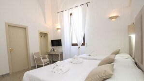 Kamar Triple | Seprai antialergi, minibar, meja kerja, dan ruang kerja ramah laptop