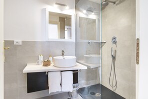 Kamer, 1 twee- of 2 eenpersoonsbedden | Badkamer | Een douche, een haardroger, badjassen, een bidet