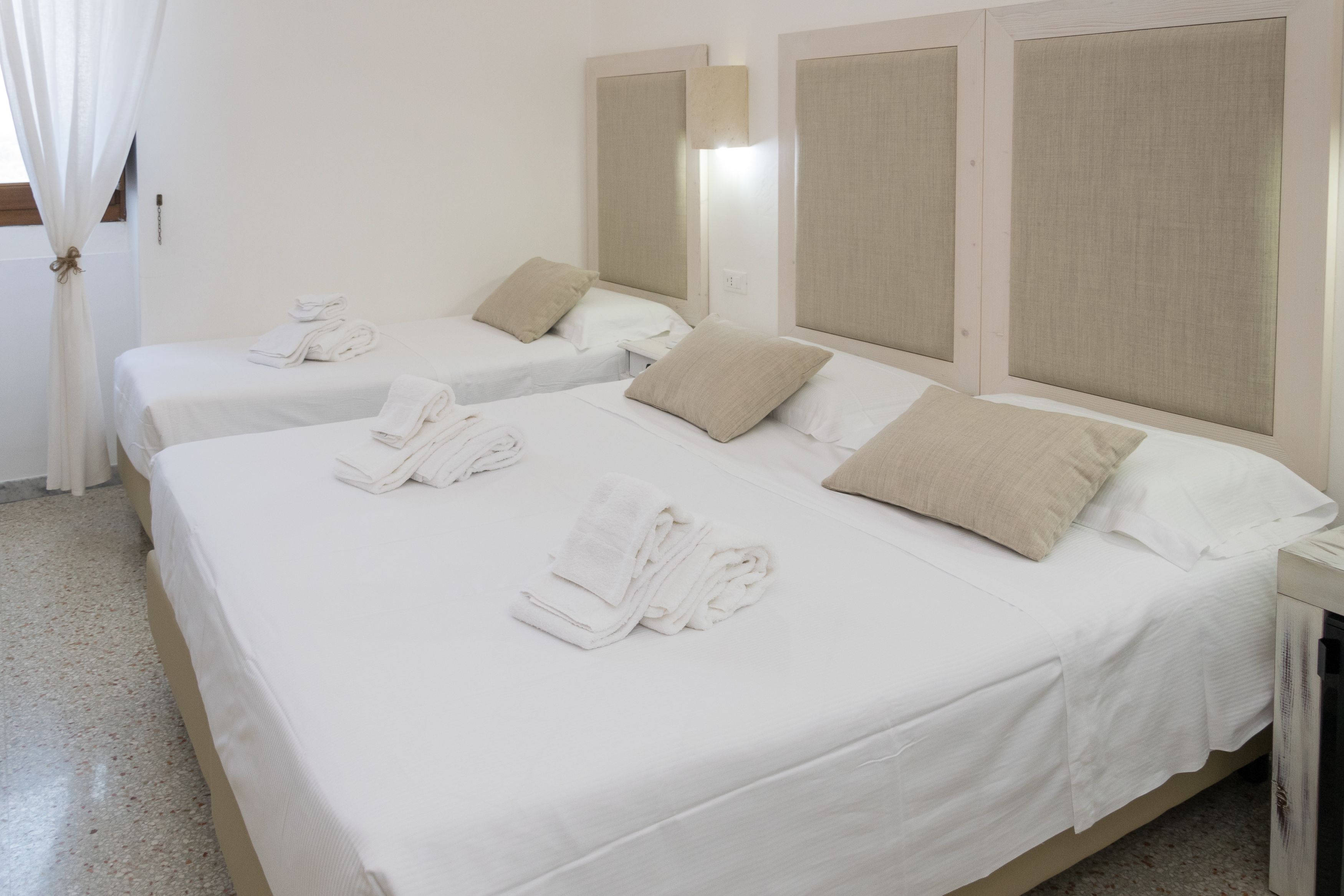 ห้องทริปเปิล | เครื่องนอนป้องกันสารก่อภูมิแพ้, มินิบาร์, โต๊ะทำงาน