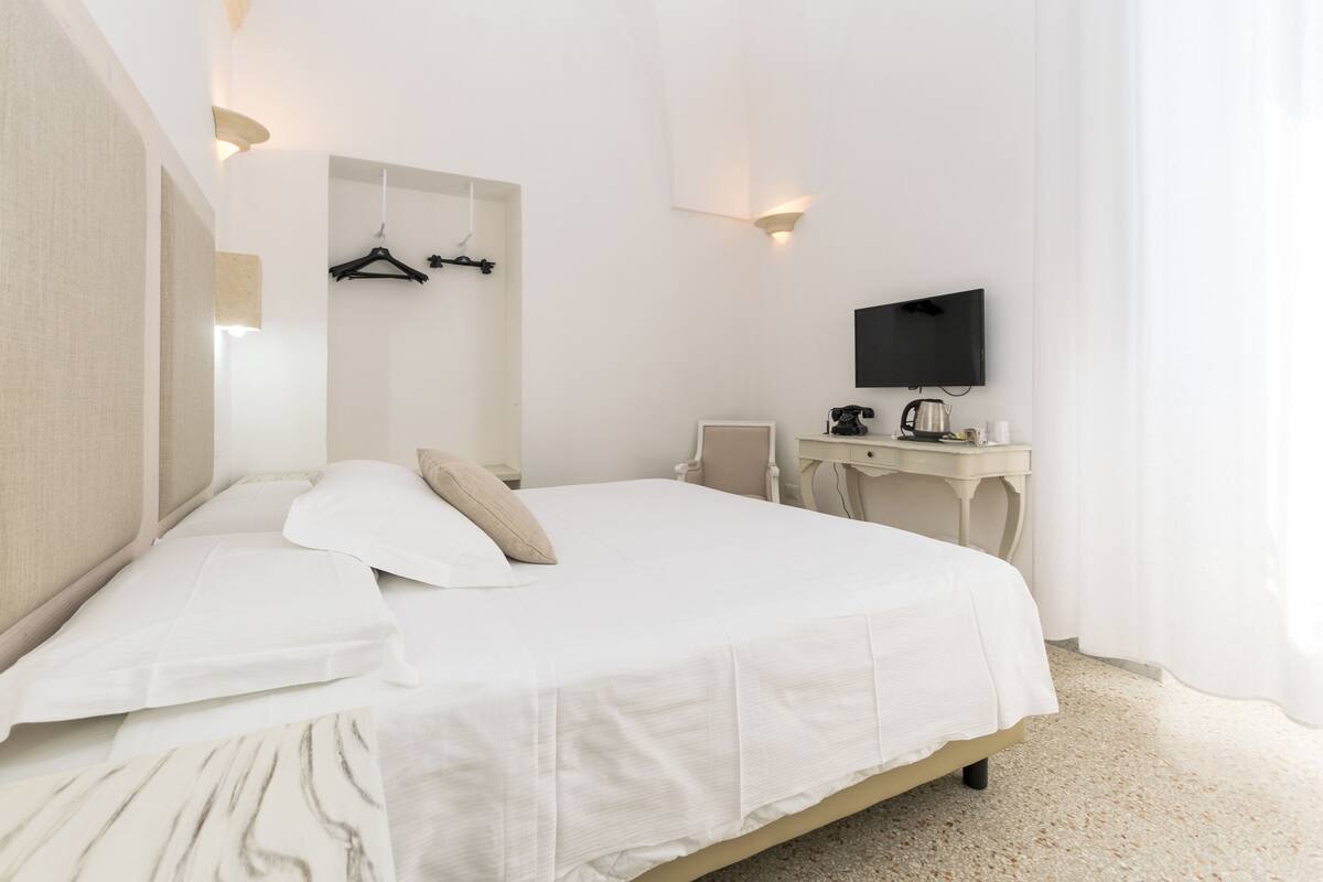 Double or Twin Room | Hypo-allergenic bedding, minibar, desk, laptop workspace