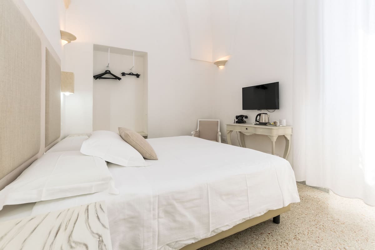 Kamer, 1 twee- of 2 eenpersoonsbedden | Hypoallergeen beddengoed, een minibar, een bureau, een laptopwerkplek