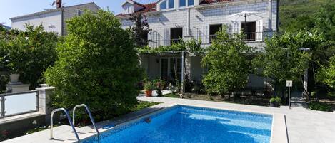 Außenpool (je nach Saison geöffnet), Sonnenschirme, Liegestühle