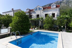 Seasonal outdoor pool, pool umbrellas, sun loungers - Villa Celenca (Dubrovnik)