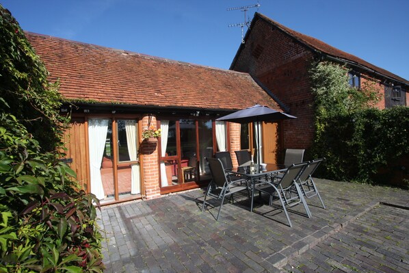 Deluxe Cottage, Private Bathroom (Viola Cottage) | Garden - Whitley Elm Cottages (Warwick)