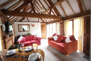Deluxe Cottage, Private Bathroom (Viola Cottage) | Lounge - Whitley Elm Cottages (Warwick)