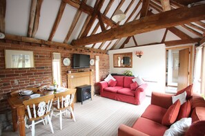 Deluxe Cottage, Private Bathroom (Viola Cottage) | Lounge - Whitley Elm Cottages (Warwick)