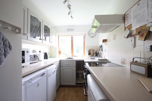 Deluxe Cottage, Private Bathroom (Viola Cottage) | Private kitchen