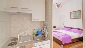 Estudio (Room & Studios Rina - Studio Apartmen) | Cocineta privada | Refrigerador, tetera eléctrica y utensilios de cocina