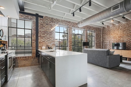 Refrigerador con freezer, microondas, placa de cocina, lavavajillas