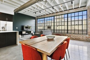 Adjacent Five Bed Four Bath Apartment | In-room dining - Roami at Motorworks (New Orleans)