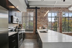 豪華複式房屋 | 私人廚房 | 大型冰箱、微波爐、爐台、洗碗機