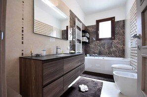 Dreibettzimmer, 2 Schlafzimmer, Verbindungszimmer | Badezimmer
