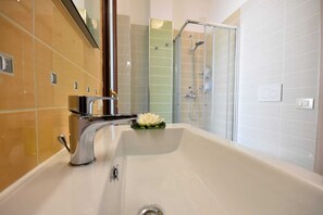 Double Room | Bathroom sink