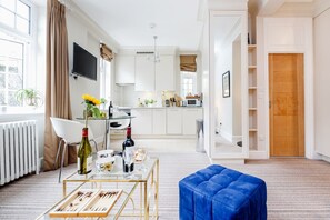 Apartment | Living area | Flat-screen TV - Gorgeous & stylish studio in Marylebone (London)